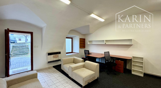 ZARIADENÁ KANCELÁRIA V CENTRE HOLÍČA S PARKOVANÍM