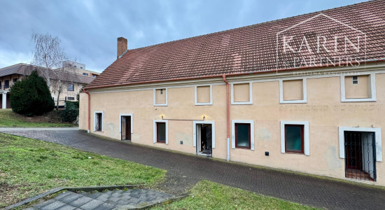 ZARIADENÁ KANCELÁRIA V CENTRE HOLÍČA S PARKOVANÍM