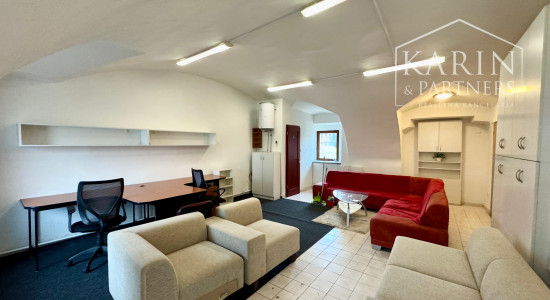 ZARIADENÁ KANCELÁRIA V CENTRE HOLÍČA S PARKOVANÍM