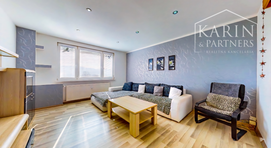 Kompletne zrekonštruovaný 3-izbový byt s krásnym výhľadom a parkovaním – top lokalita Hviezdoslavova