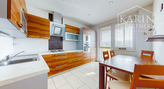 Kompletne zrekonštruovaný 3-izbový byt s krásnym výhľadom a parkovaním – top lokalita Hviezdoslavova