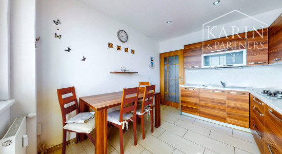 Kompletne zrekonštruovaný 3-izbový byt s krásnym výhľadom a parkovaním – top lokalita Hviezdoslavova