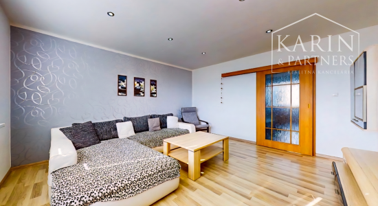 Kompletne zrekonštruovaný 3-izbový byt s krásnym výhľadom a parkovaním – top lokalita Hviezdoslavova