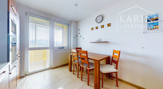 Kompletne zrekonštruovaný 3-izbový byt s krásnym výhľadom a parkovaním – top lokalita Hviezdoslavova