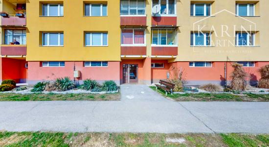 Kompletne zrekonštruovaný 3-izbový byt s krásnym výhľadom a parkovaním – top lokalita Hviezdoslavova