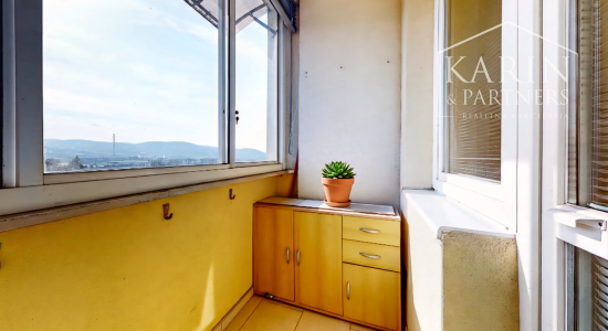 Kompletne zrekonštruovaný 3-izbový byt s krásnym výhľadom a parkovaním – top lokalita Hviezdoslavova