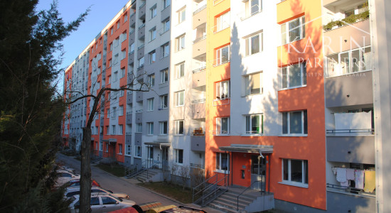 PREDAJ: Útulná garsónka obklopená zeleňou - Internátna ul., Banská Bystrica (Radvaň)