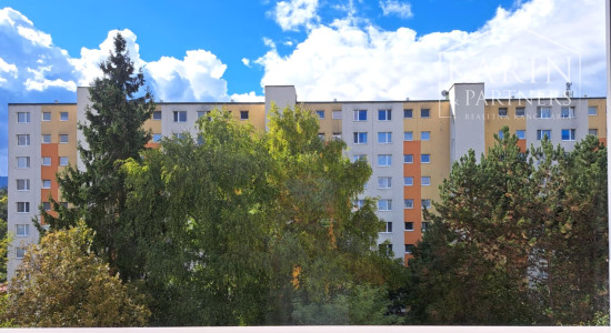 PREDAJ: Útulná garsónka obklopená zeleňou - Internátna ul., Banská Bystrica (Radvaň)