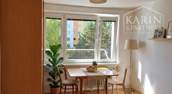 PREDAJ: Útulná garsónka obklopená zeleňou - Internátna ul., Banská Bystrica (Radvaň)