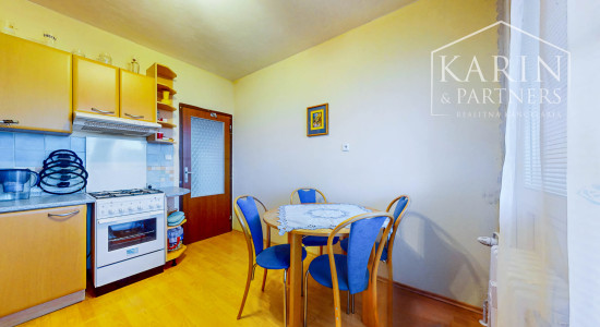 Priestranný 3-izbový byt (až 79 m²) s loggiou, klimatizáciou a zariadením v tichej lokalite – Pri tehelni, Levice