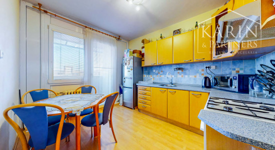 Priestranný 3-izbový byt (až 79 m²) s loggiou, klimatizáciou a zariadením v tichej lokalite – Pri tehelni, Levice