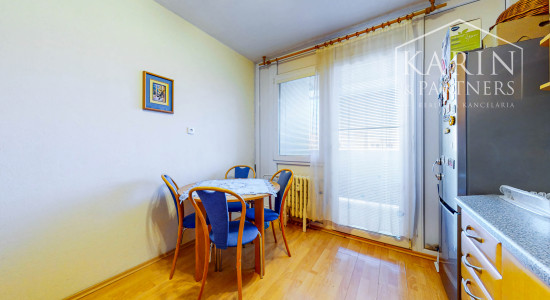 Priestranný 3-izbový byt (až 79 m²) s loggiou, klimatizáciou a zariadením v tichej lokalite – Pri tehelni, Levice