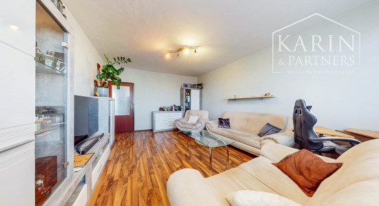 Priestranný 3-izbový byt (až 79 m²) s loggiou, klimatizáciou a zariadením v tichej lokalite – Pri tehelni, Levice