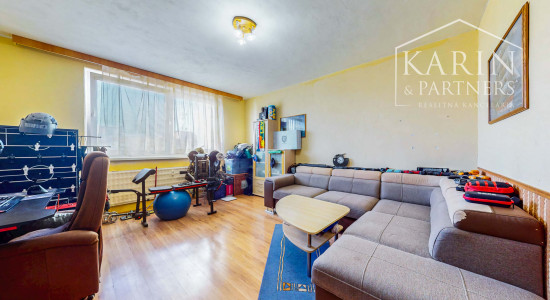 Priestranný 3-izbový byt (až 79 m²) s loggiou, klimatizáciou a zariadením v tichej lokalite – Pri tehelni, Levice