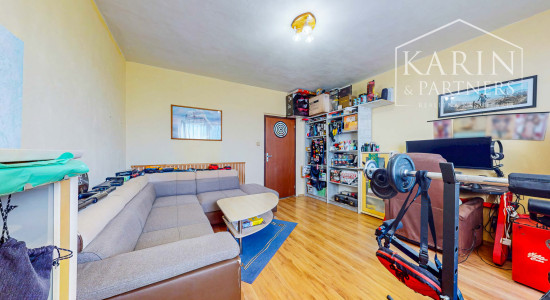 Priestranný 3-izbový byt (až 79 m²) s loggiou, klimatizáciou a zariadením v tichej lokalite – Pri tehelni, Levice