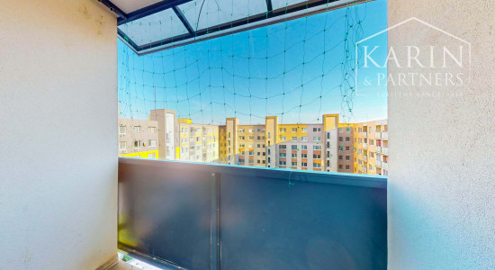 Priestranný 3-izbový byt (až 79 m²) s loggiou, klimatizáciou a zariadením v tichej lokalite – Pri tehelni, Levice