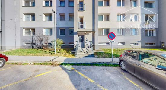 Priestranný 3-izbový byt (až 79 m²) s loggiou, klimatizáciou a zariadením v tichej lokalite – Pri tehelni, Levice