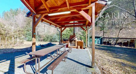 Rozprávková chata pri potoku v Sielnici: Oáza pokoja s výbornou dostupnosťou, pozemkom 832 m² a projektom na rekonštrukciu!