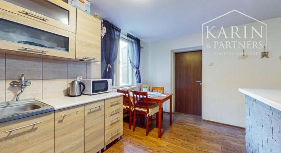 Rozprávková chata pri potoku v Sielnici: Oáza pokoja s výbornou dostupnosťou, pozemkom 832 m² a projektom na rekonštrukciu!