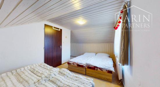 Rozprávková chata pri potoku v Sielnici: Oáza pokoja s výbornou dostupnosťou, pozemkom 832 m² a projektom na rekonštrukciu!