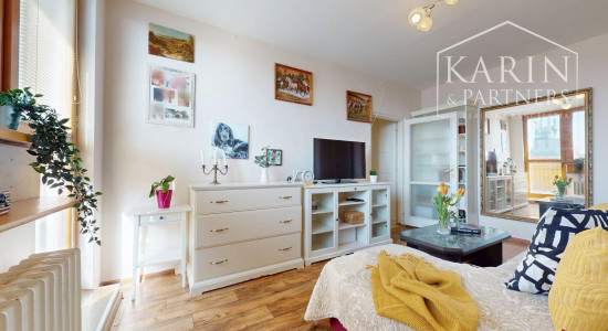 ZREKONŠTRUOVANÝ A ZARIADENÝ 2I BYT S ROZĽAHLOU TERASOU A PIVNICOU