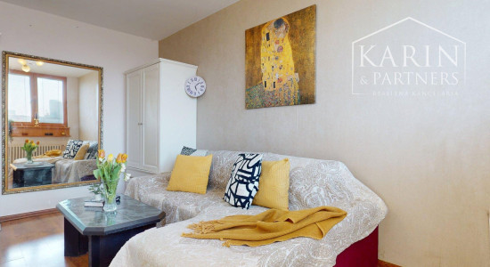 ZREKONŠTRUOVANÝ A ZARIADENÝ 2I BYT S ROZĽAHLOU TERASOU A PIVNICOU