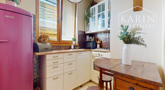 ZREKONŠTRUOVANÝ A ZARIADENÝ 2I BYT S ROZĽAHLOU TERASOU A PIVNICOU