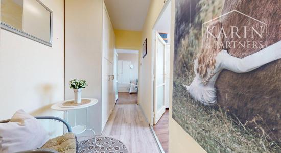 ZREKONŠTRUOVANÝ A ZARIADENÝ 2I BYT S ROZĽAHLOU TERASOU A PIVNICOU