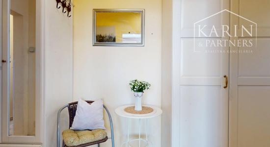 ZREKONŠTRUOVANÝ A ZARIADENÝ 2I BYT S ROZĽAHLOU TERASOU A PIVNICOU