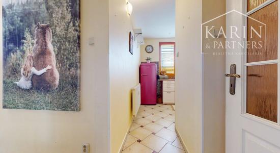 ZREKONŠTRUOVANÝ A ZARIADENÝ 2I BYT S ROZĽAHLOU TERASOU A PIVNICOU