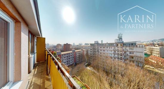 ZREKONŠTRUOVANÝ A ZARIADENÝ 2I BYT S ROZĽAHLOU TERASOU A PIVNICOU