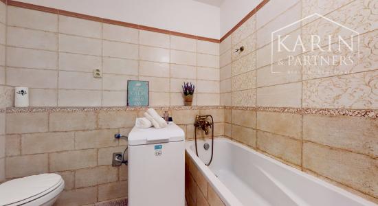 ZREKONŠTRUOVANÝ A ZARIADENÝ 2I BYT S ROZĽAHLOU TERASOU A PIVNICOU