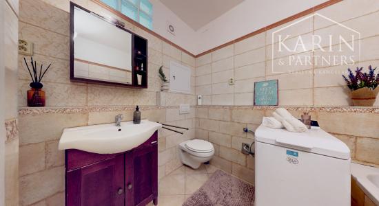 ZREKONŠTRUOVANÝ A ZARIADENÝ 2I BYT S ROZĽAHLOU TERASOU A PIVNICOU