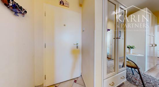 ZREKONŠTRUOVANÝ A ZARIADENÝ 2I BYT S ROZĽAHLOU TERASOU A PIVNICOU