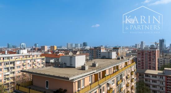 ZREKONŠTRUOVANÝ A ZARIADENÝ 2I BYT S ROZĽAHLOU TERASOU A PIVNICOU