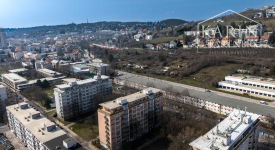 ZREKONŠTRUOVANÝ A ZARIADENÝ 2I BYT S ROZĽAHLOU TERASOU A PIVNICOU