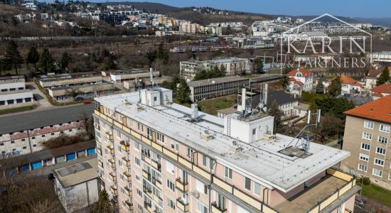 ZREKONŠTRUOVANÝ A ZARIADENÝ 2I BYT S ROZĽAHLOU TERASOU A PIVNICOU