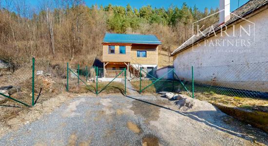 Čerstvá rekonštrukcia v lone prírody: Slnečný dom s vôňou dreva v obci Hiadeľ, len na skok od Banskej Bystrice!