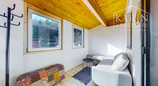 Čerstvá rekonštrukcia v lone prírody: Slnečný dom s vôňou dreva v obci Hiadeľ, len na skok od Banskej Bystrice!