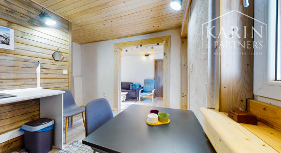 Čerstvá rekonštrukcia v lone prírody: Slnečný dom s vôňou dreva v obci Hiadeľ, len na skok od Banskej Bystrice!