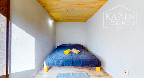 Čerstvá rekonštrukcia v lone prírody: Slnečný dom s vôňou dreva v obci Hiadeľ, len na skok od Banskej Bystrice!