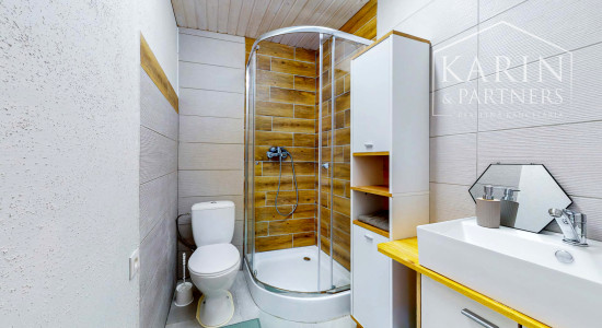 Čerstvá rekonštrukcia v lone prírody: Slnečný dom s vôňou dreva v obci Hiadeľ, len na skok od Banskej Bystrice!