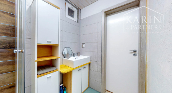 Čerstvá rekonštrukcia v lone prírody: Slnečný dom s vôňou dreva v obci Hiadeľ, len na skok od Banskej Bystrice!