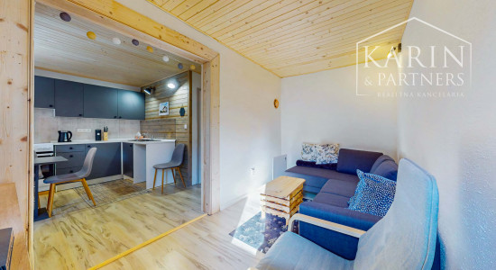 Čerstvá rekonštrukcia v lone prírody: Slnečný dom s vôňou dreva v obci Hiadeľ, len na skok od Banskej Bystrice!