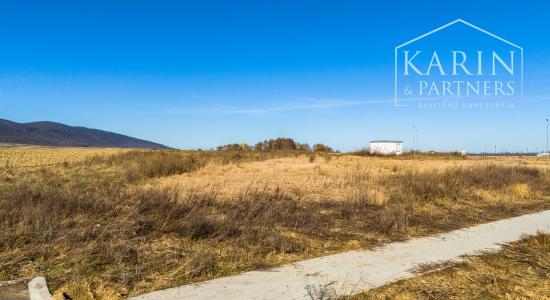 Slnečný pozemok 559 m² s projektom domu