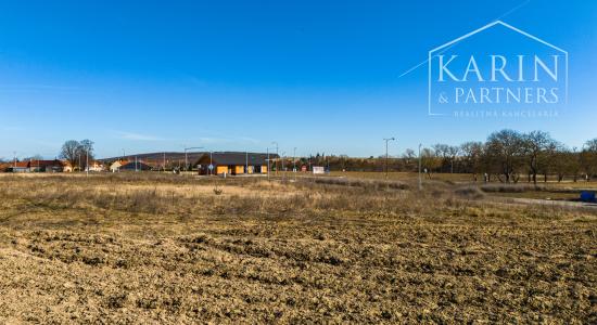 Slnečný pozemok 559 m² s projektom domu