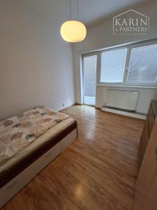 PRENÁJOM: 3 I. BYT 80 M2 V DOME, BRATISLAVA - NOVÉ MESTO, CENA:  950 €/ MESIAC + (PARKOVANIE MOŽNÉ PRED DOMOM).
