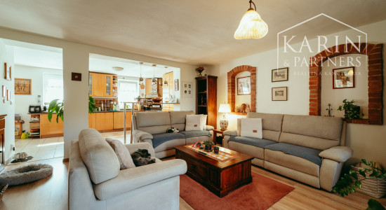 STUPAVA - Rodinný dom s atmosférou  - 5 izieb, záhrada, záhradný domček, bazén, parkovanie