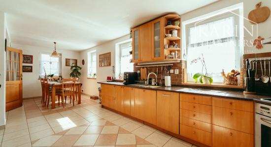 STUPAVA - Rodinný dom s atmosférou  - 5 izieb, záhrada, záhradný domček, bazén, parkovanie