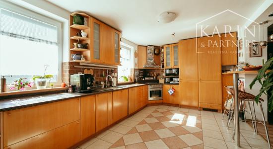 STUPAVA - Rodinný dom s atmosférou  - 5 izieb, záhrada, záhradný domček, bazén, parkovanie